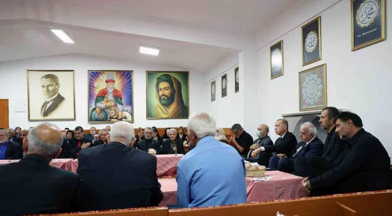 Cumhurbaşkanı Erdoğan cemevinde Alevi dedeleriyle birlikte iftar yaptı
