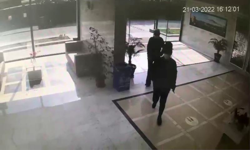 Kağıthane’de rezidanslara dadanan maskeli kadın hırsızlar kamerada
