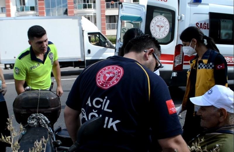 Hastaneye gitmek istemeyen 82 yaşındaki yaralı motosikletliyi ambulans şoförü ikna etti
