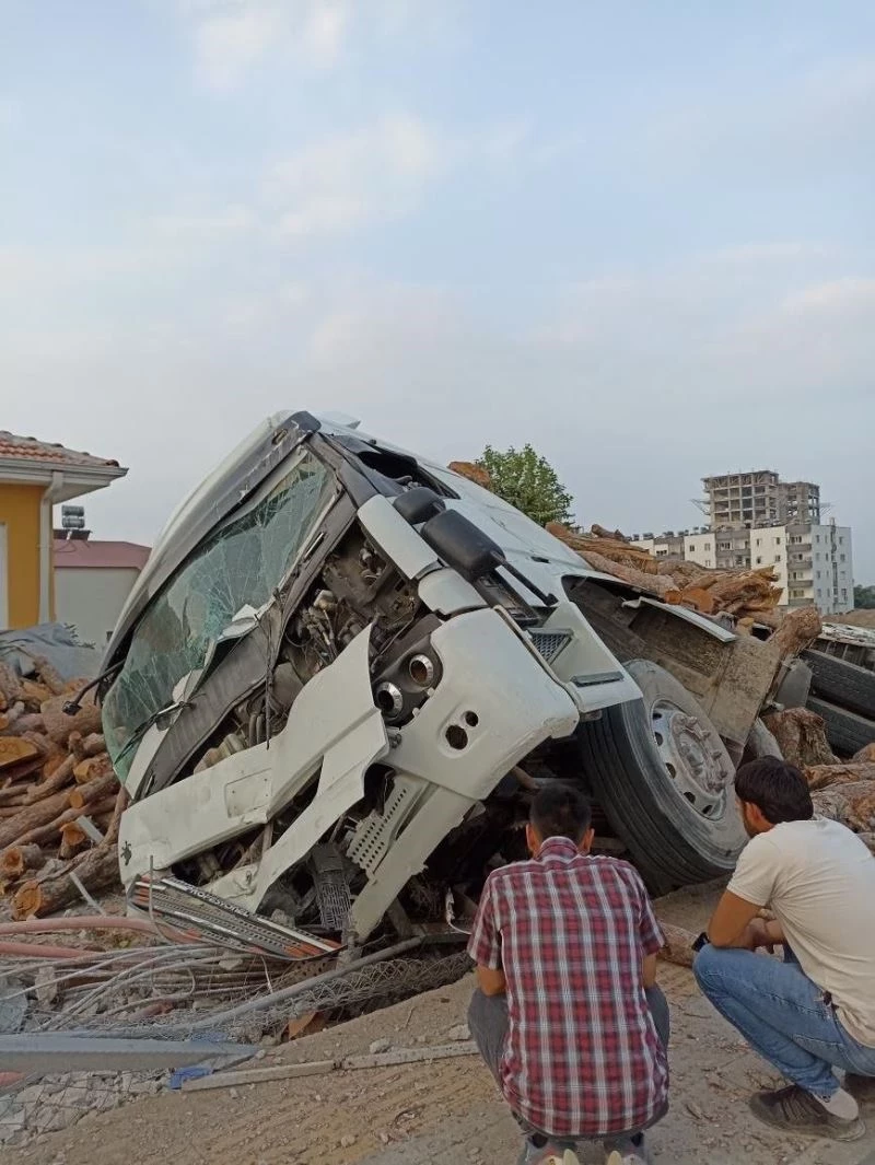 Tomruk yüklü kamyon ile otomobil çarpıştı: 5 yaralı
