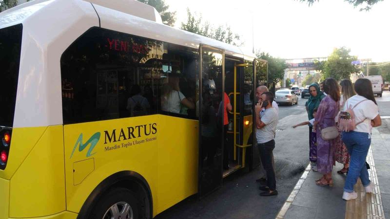 Toplu taşıma sürücüleri kapıyı açık bırakarak tehlike saçıyor
