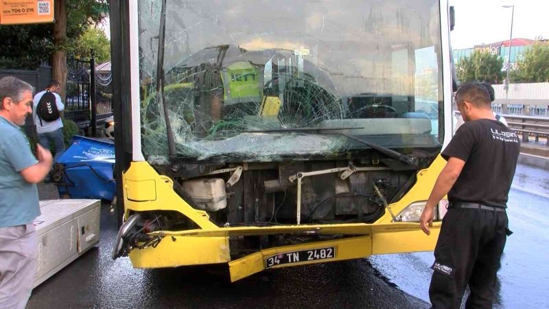 Üsküdar’da İETT otobüsü kaza yaptı, otobüsün boş olması faciayı önledi
