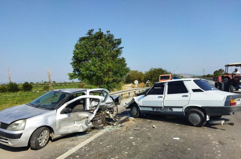 Akhisar’da kazaya sebep olan sürücü kaçtı: 2 yaralı
