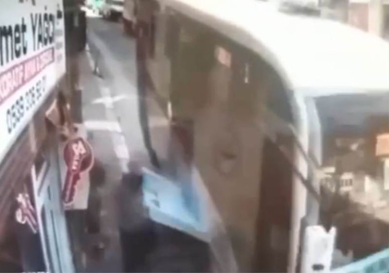 Halk otobüsünün açılan bagaj kapağı kaldırımdaki yayayı yere savurdu
