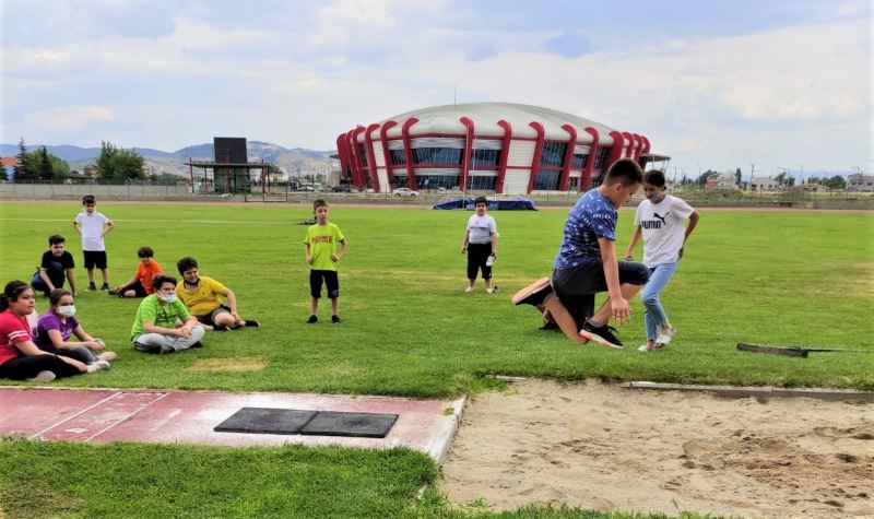 Spor Okulları Balıkesir’de de tüm spor tesislerinde devam ediyor