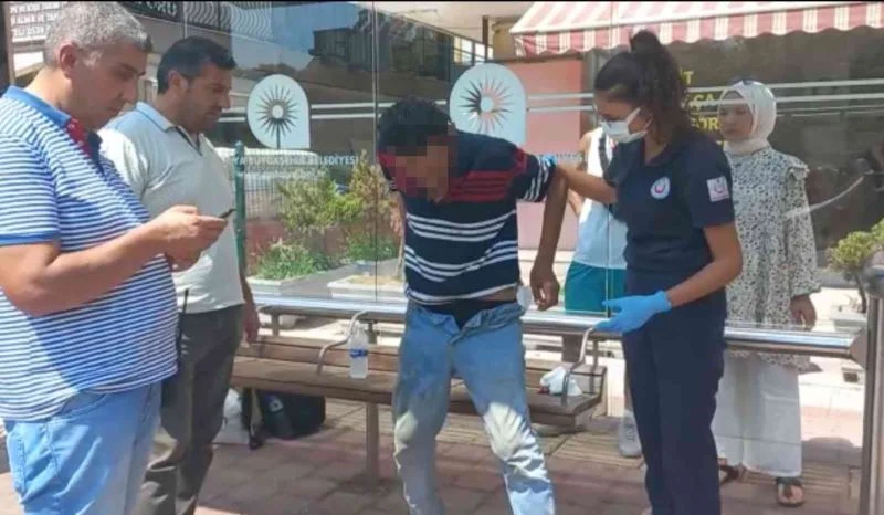 Kalçasından bıçaklandığını otobüs durağında oturunca fark etti
