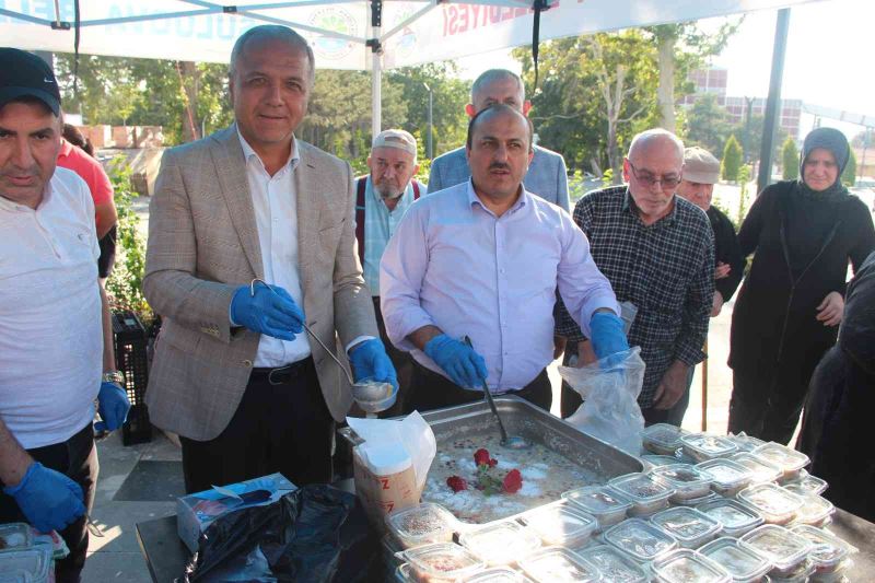 Suluova huzurevinden vatandaşlara aşure ikramı
