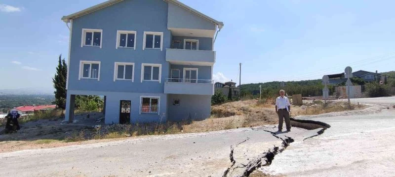 Deprem gibi...İnşaat çalışması karayolu ve evlerin bahçesini böyle çökertti
