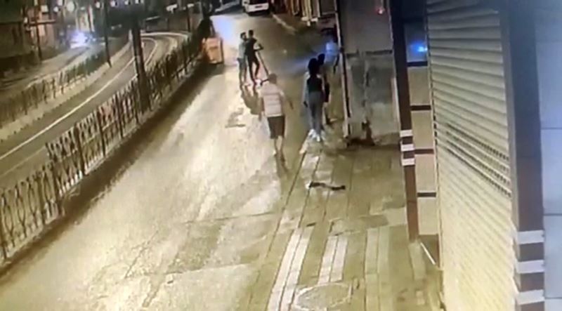 İstanbul’da polisle şüpheli arasında arbede kamerada: Polisi gözüne yumruk atıp yaraladı
