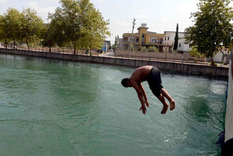 Adana’da 3 ayda 15 kişi boğulunca polis kanaldan çocukları toplayıp havuza götürdü