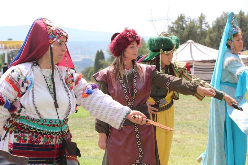 Eskişehir Anadolu Bacıları grubu ‘Kahraman Türk Kadınları’ tiyatro gösterisini Tavşanlı’da sahneledi
