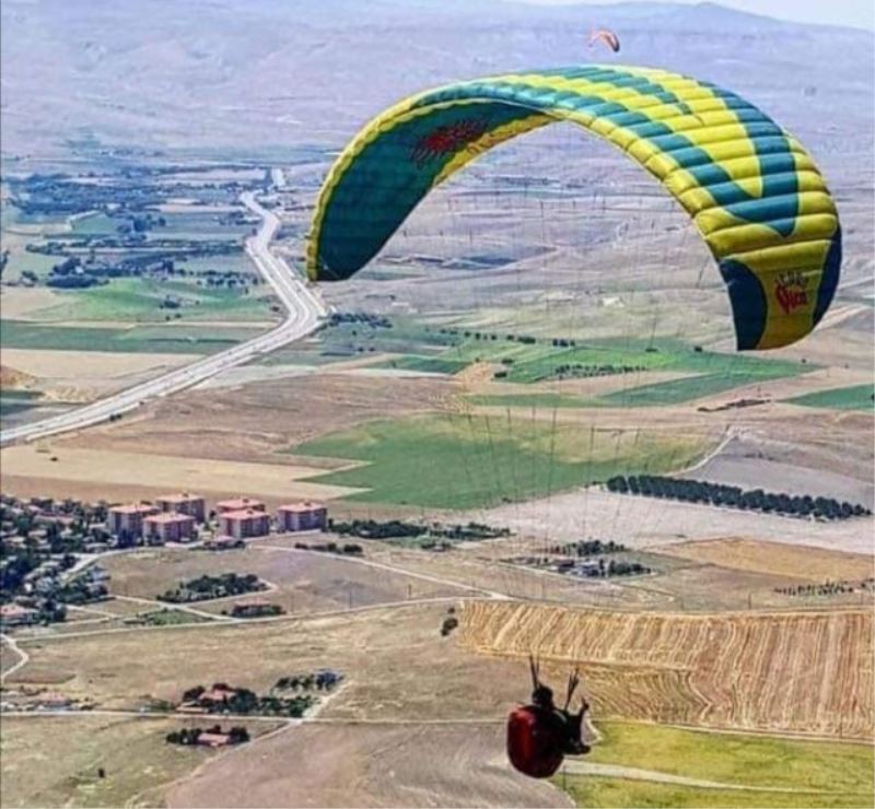 Ankara’da metrelerce yüksekten düşen paraşütçü hayatını kaybetti
