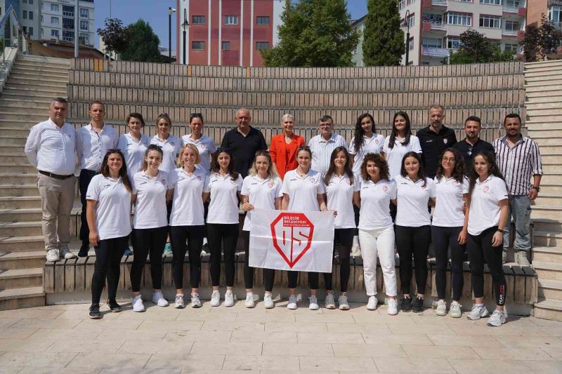 Geleceğin voleybolcularıyla ile bir araya geldi
