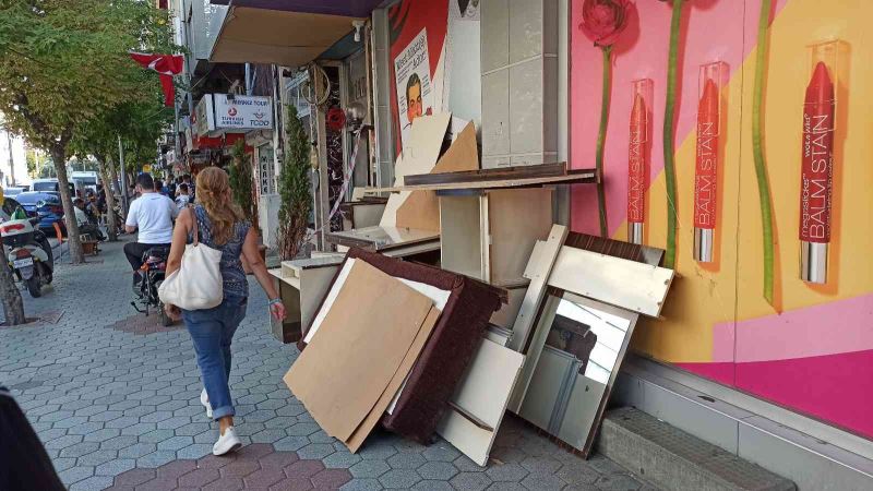 Şehrin göbeğinde kaldırıma mobilya yığıldı
