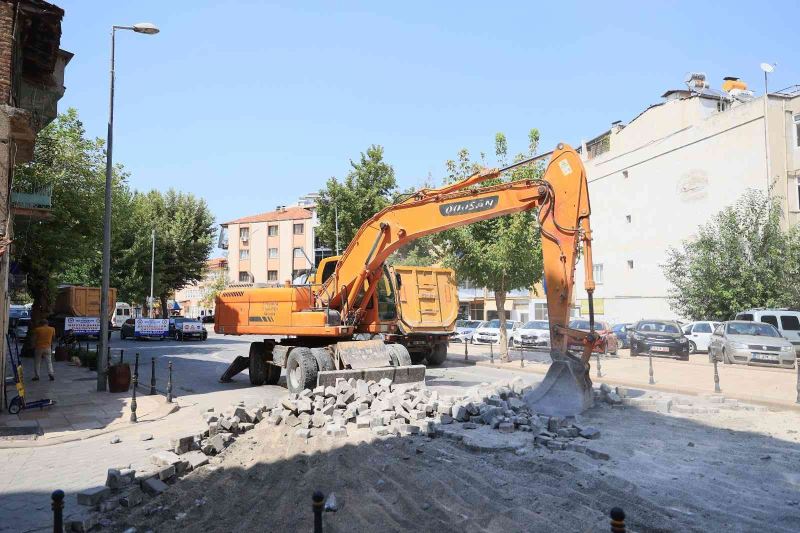 Denizli’de caddeler yenilenmeye devam ediyor
