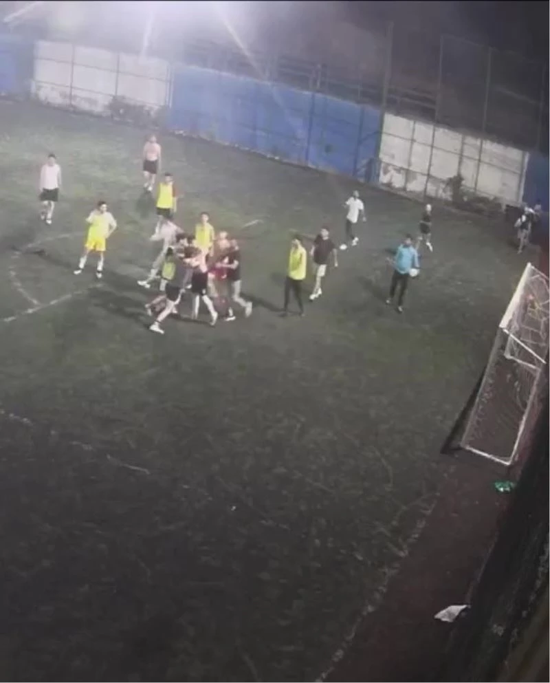 Ümraniye’de halı sahada iki grubun tekmeli yumruklu kavgası kamerada
