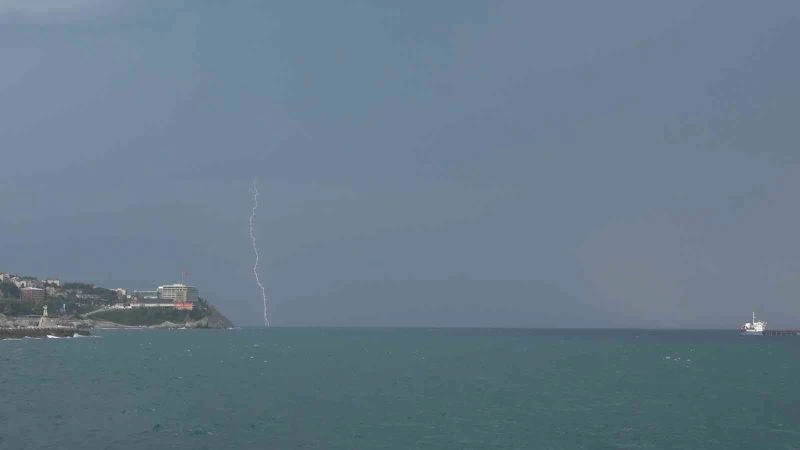 Zonguldak’ta şimşekler gökyüzünü kapladı
