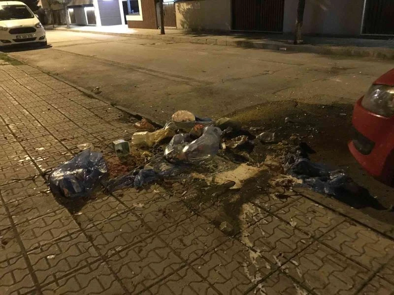 Pencereden atılan malzemeler paniğe neden oldu
