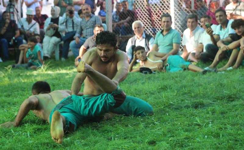 Yörüklerin çimde nefes kesen güreşi
