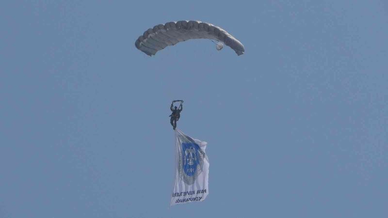 Paraşütçüler Uşak’ın kurtuluşunun 100. yılını gökyüzünde kutladı
