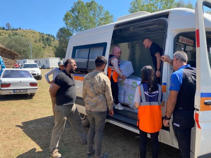 AFAD gönüllüleri, yangınzede ailelere gıda kolisi dağıttı
