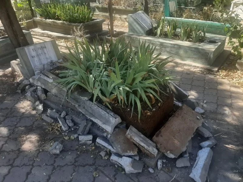 Mezarlıkta alkol alıp, kabirlerdeki demirleri çaldılar
