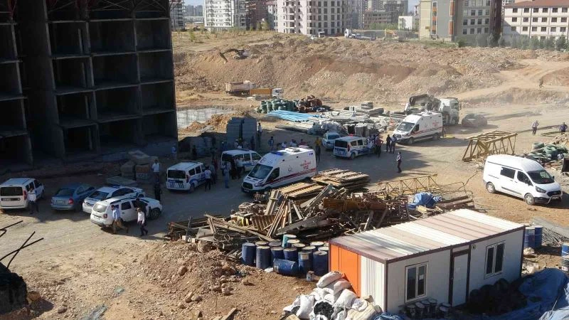 İnşaatta vinç devrildi: 3 ölü, 2 ağır yaralı
