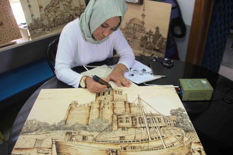 Portre resimleri yakarak tahtaya işlemesi mesleği oldu
