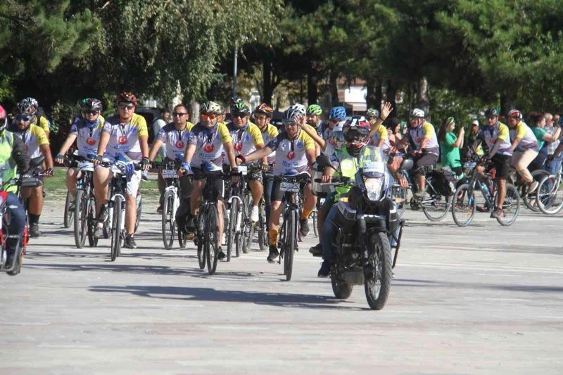 Bisiklet tutkunları Beyşehir Gölü etrafında 165 kilometre pedal çevirdi