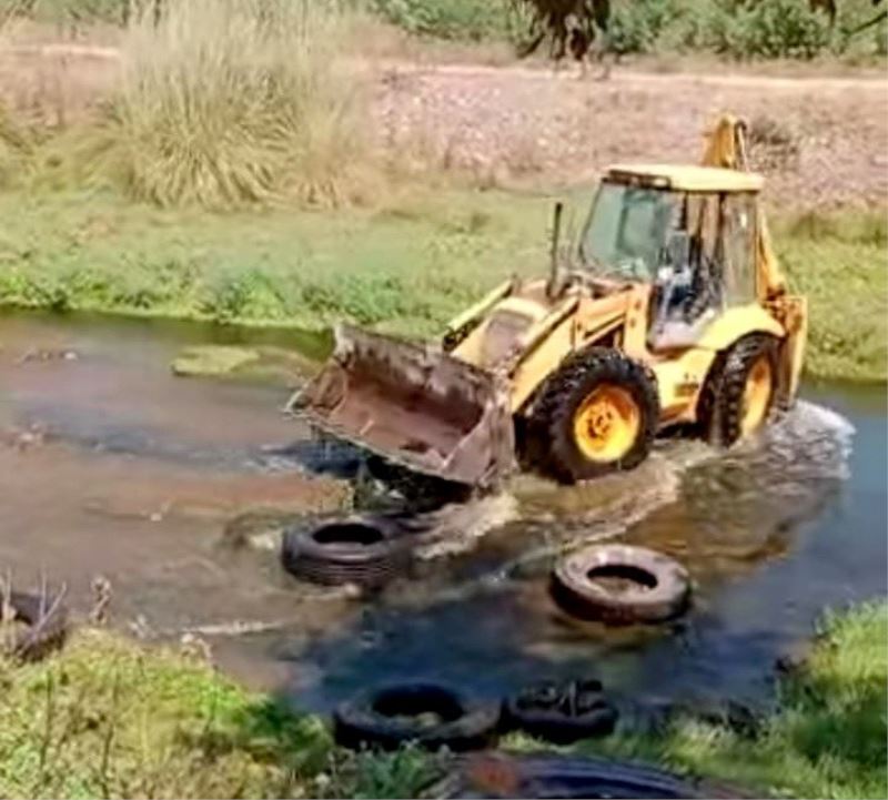 Osmaniye’de çevre kirliliğine neden olan lastikler dere yatağından temizlendi