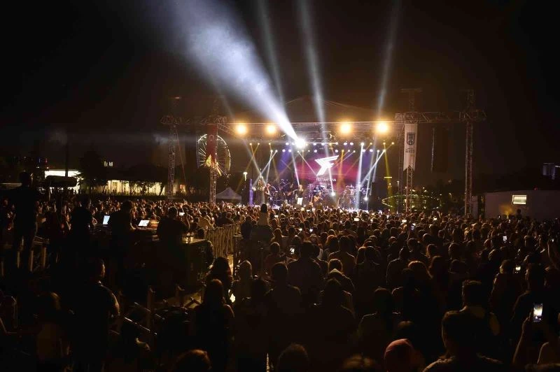 Yaz konserleri, Başkentlileri Zara ve Fettah Can ile bir araya getirdi