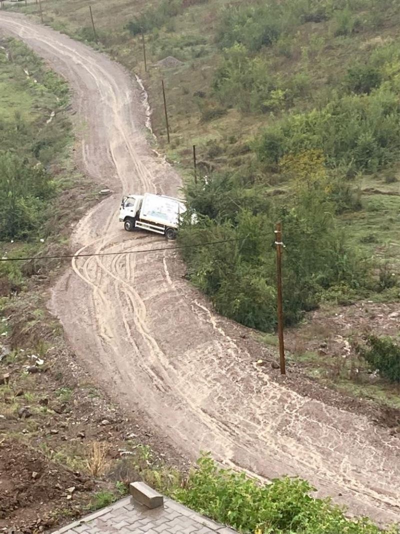 Yolu olmayan ‘Sofia Evleri’nde çöp kamyonu çamura saplandı
