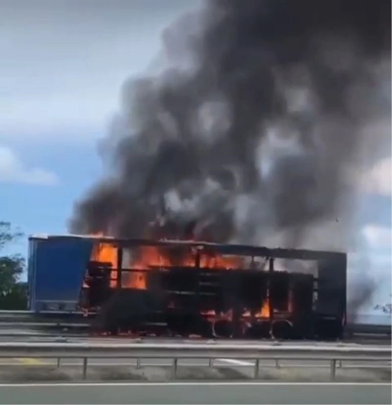 Rize’de yanan tır dorsesi kullanılamaz hale geldi
