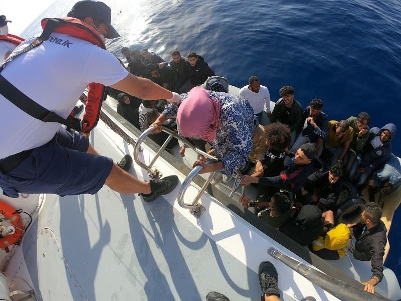 İzmir açıklarında geri itilen 210 göçmen kurtarıldı, 236 göçmen de yakalandı
