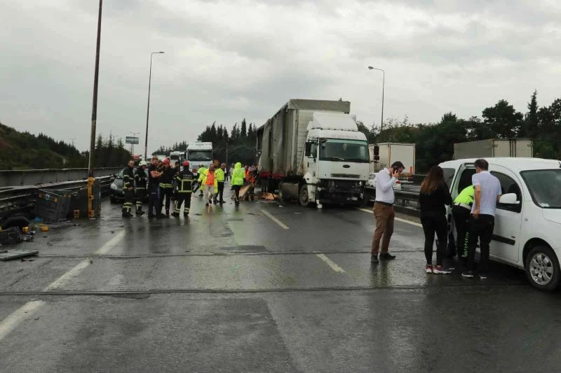 Bariyerlere çarptı, yola dökülen mazot az kalsın faciaya yol açıyordu
