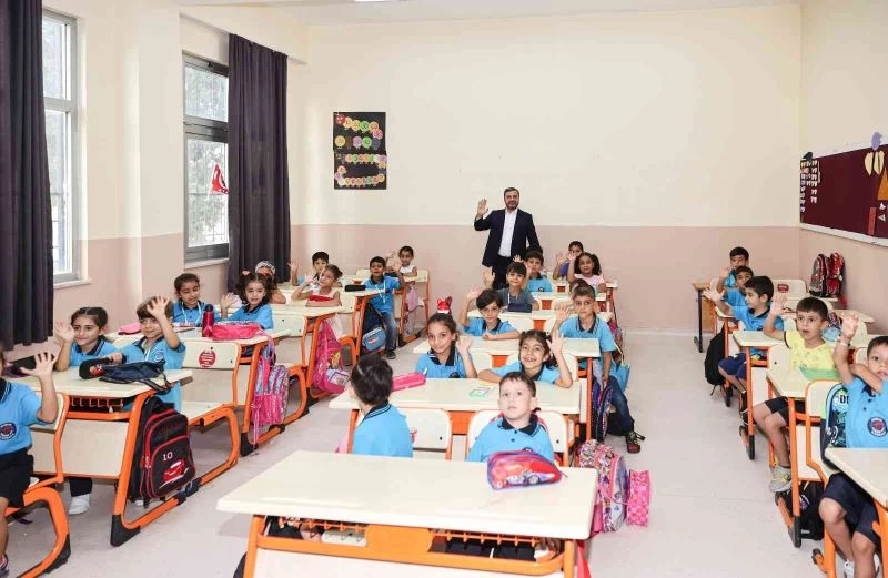 Birinci sınıflara beslenme çantası dağıtıldı
