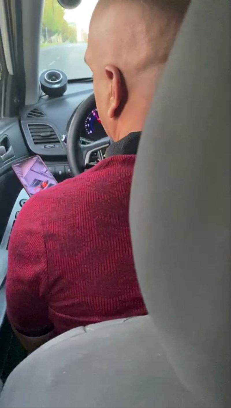 Yoldan geçen şortlu kadının fotoğrafını çeken şoföre yolculardan tepki
