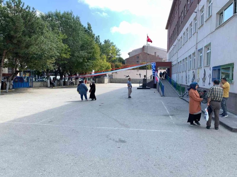 Okulların ilk gününde veliler okul bahçelerini doldurdu
