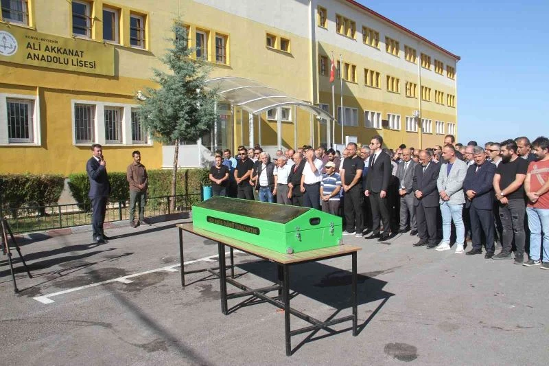 Okulların açıldığı gün, 28 yıl görev yaptığı okula cenazesi geldi
