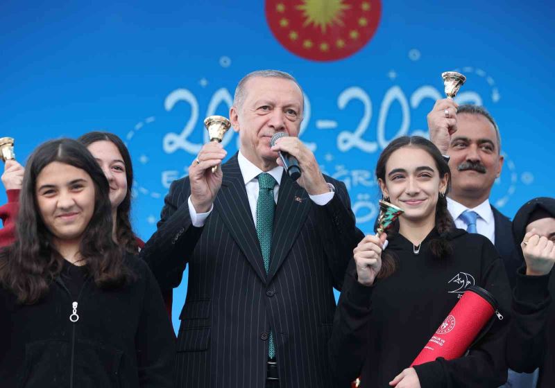 Cumhurbaşkanı Erdoğan: “Geleceğimizi kendi devletine, tarihine kinle, nefretle bakan değil, tarihinden gurur duyan gençlere emanet etmek istiyoruz”
