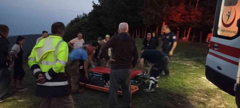 Ağaca takılan yamaç paraşütçüleri için nefes kesen kurtarma operasyonu
