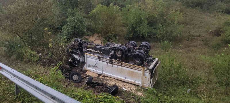 Mıcır yüklü hafriyat kamyonu şarampole devrildi: 1 ölü
