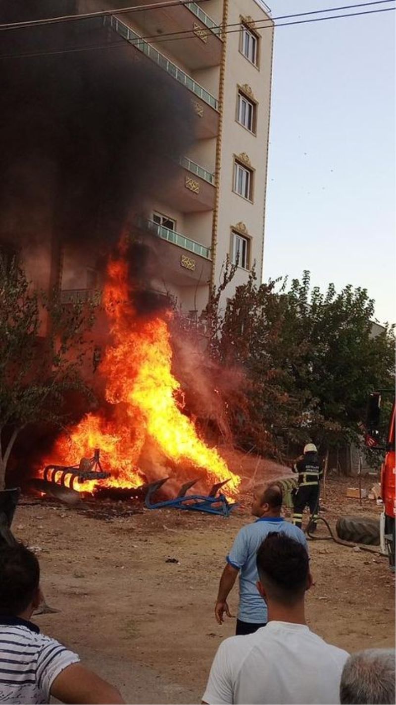 Bina bahçesinde yanan traktör lastikleri paniğe neden oldu
