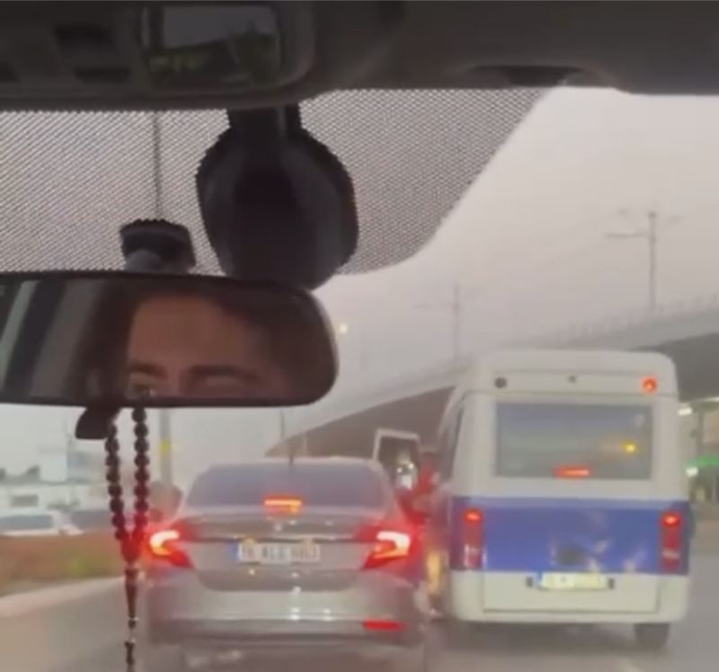 Bursa’da sürücülerin araçlarıyla yol verme kavgası kameralarda
