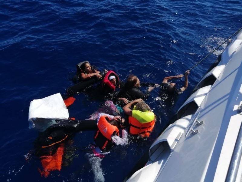Yunanlıların ölüme terk ettiği 73 düzensiz göçmen kurtarıldı, 6’sı hayatını kaybetti
