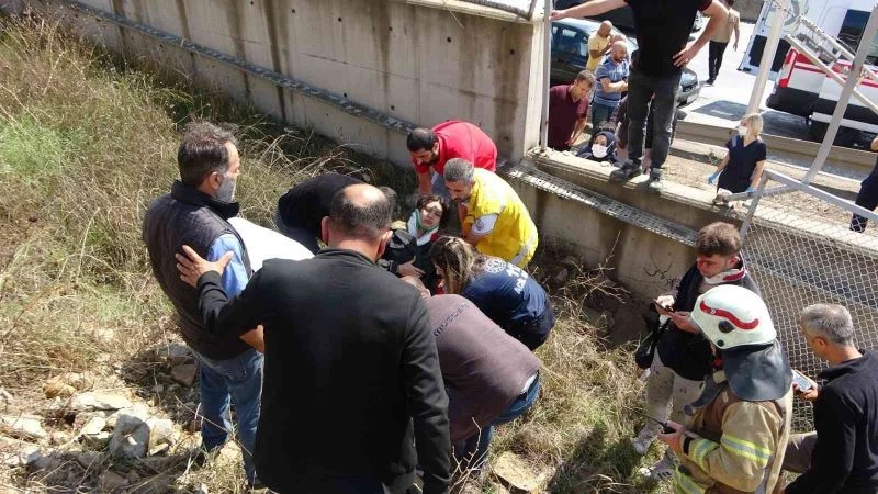 Pendik’te otomobil 3 metrelik duvarı aşıp takla attı, 2 arkadaş yaralandı
