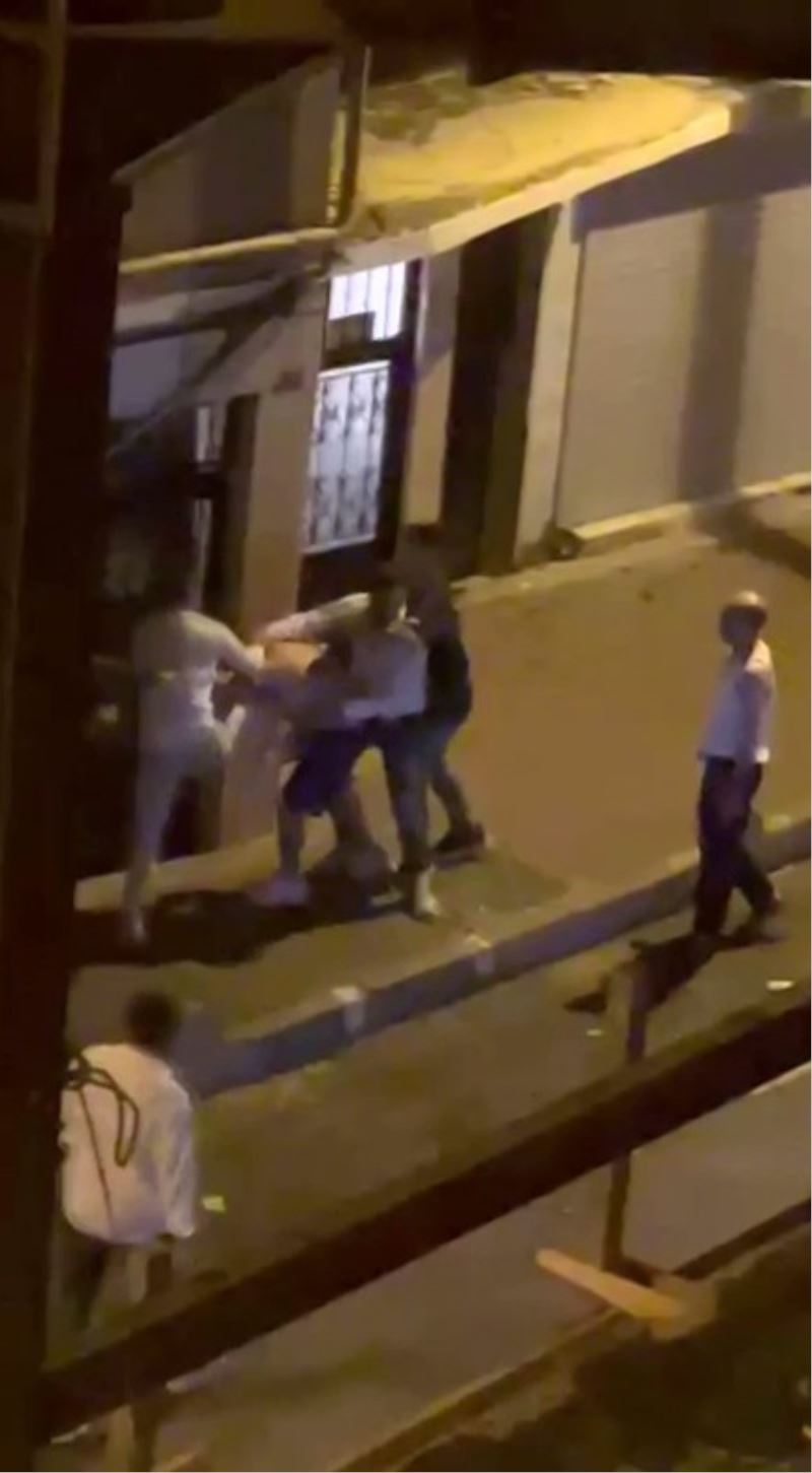 Fatih’te 3 kişinin 1 kişiyi öldüresiye dövdüğü anlar kamerada
