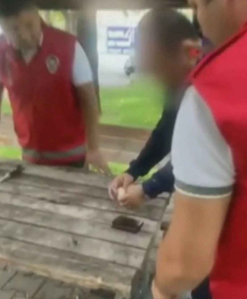 Yakalanacağını anladı, uyuşturucuyu ağzına sakladı
