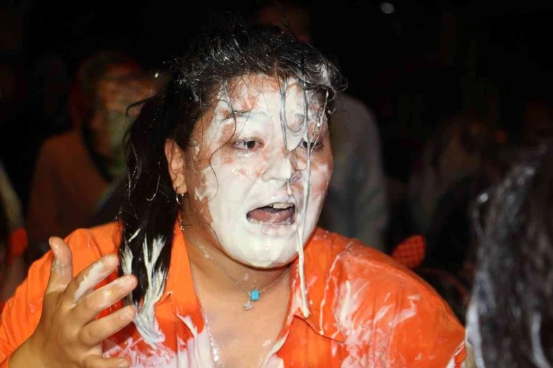 Yoğurdun içindeki altın tartışmaya neden oldu, tepsiler havada uçuştu
