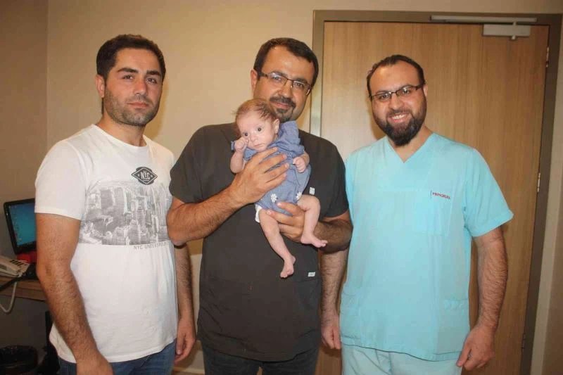 İkiziyle aynı kaderi yaşamaktan son anda kurtarıldı
